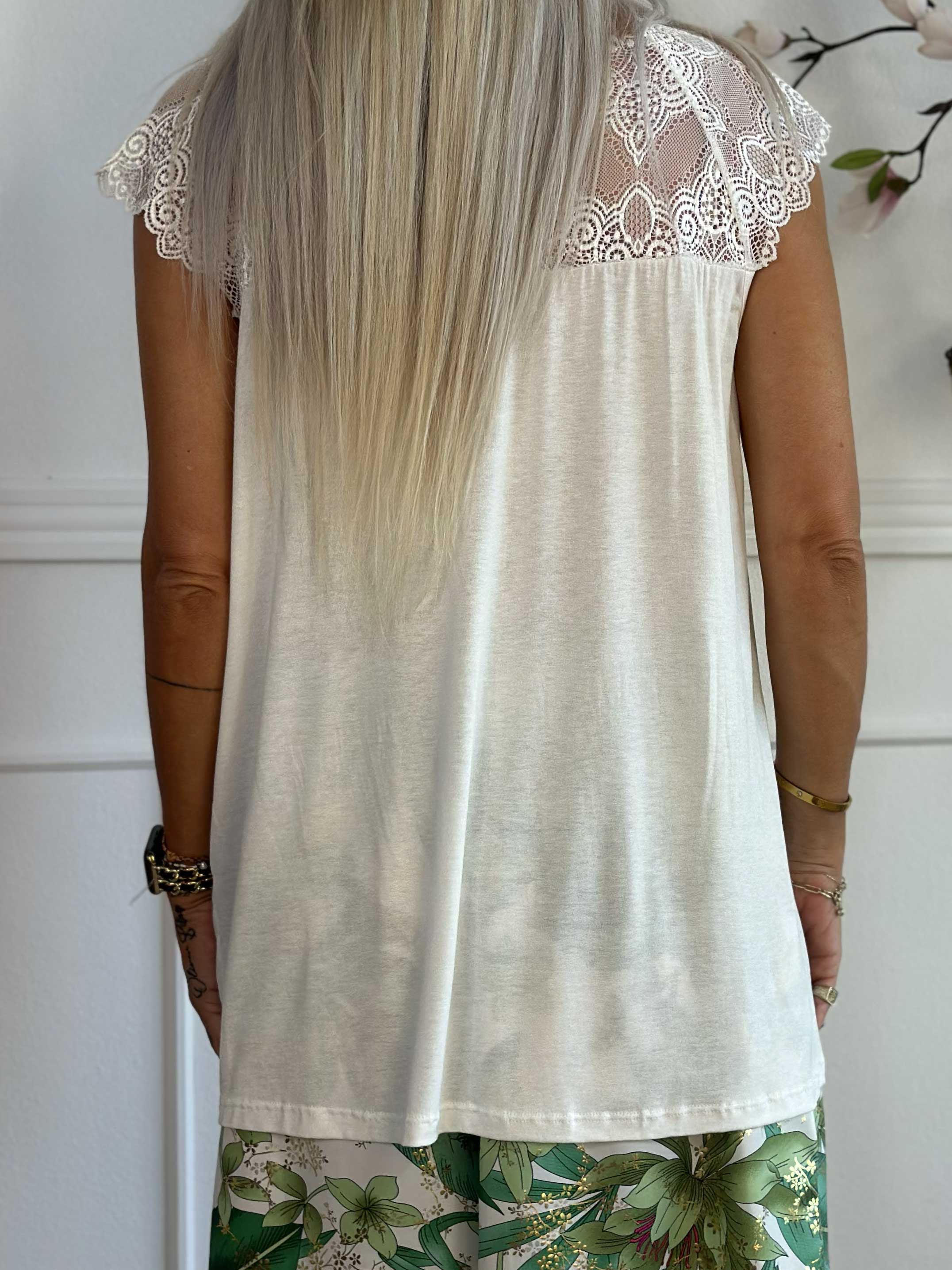 Amina - Sød top i viskose med blonde foroven